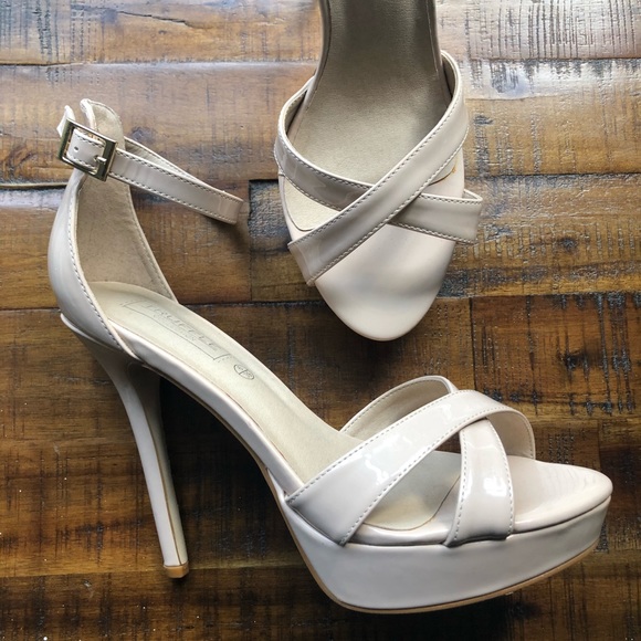 Cream colored heels. Never worn size 9 - Picture 3 of 3